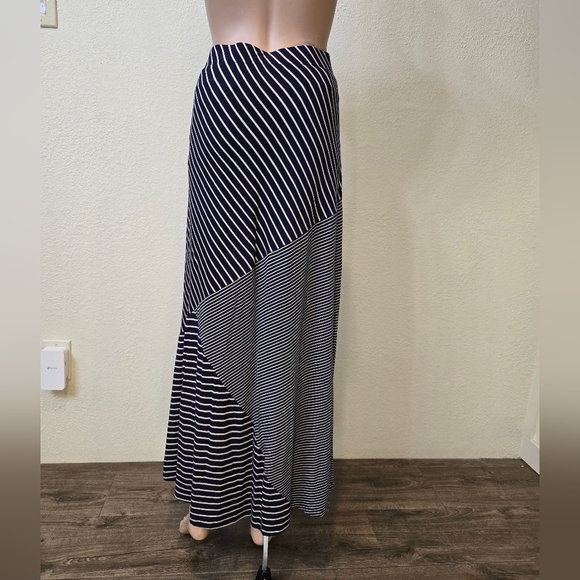Coldwater Creek Sz Med Maxi Skirt stretch pullon Navy white stripe geometric - Picture 8 of 8